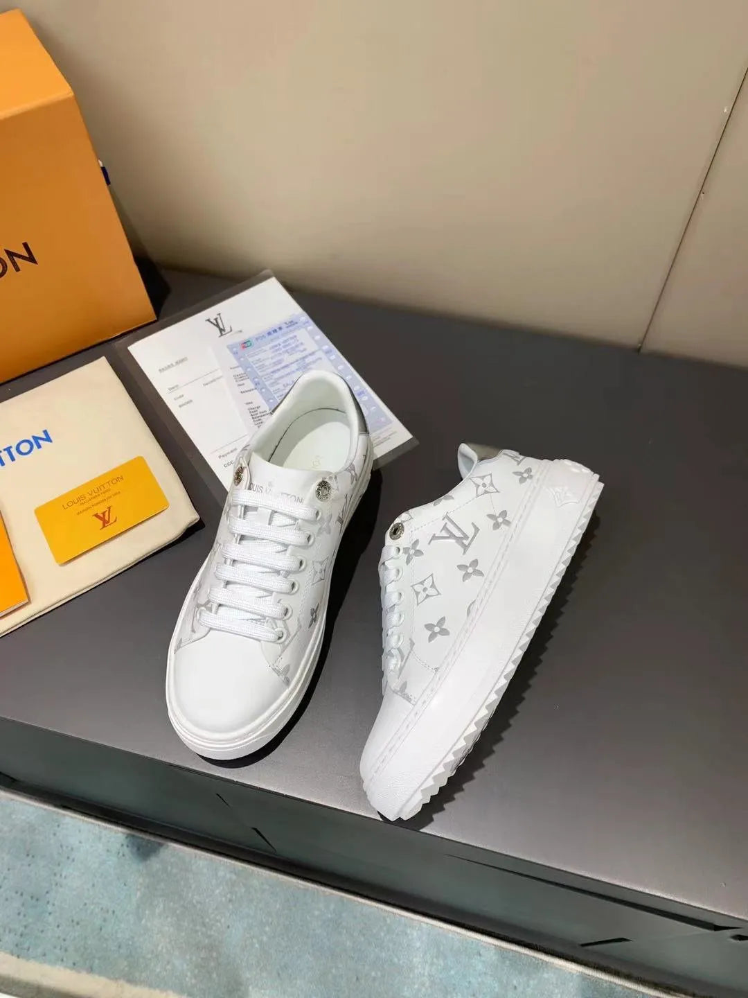 White Sneaker Z5570