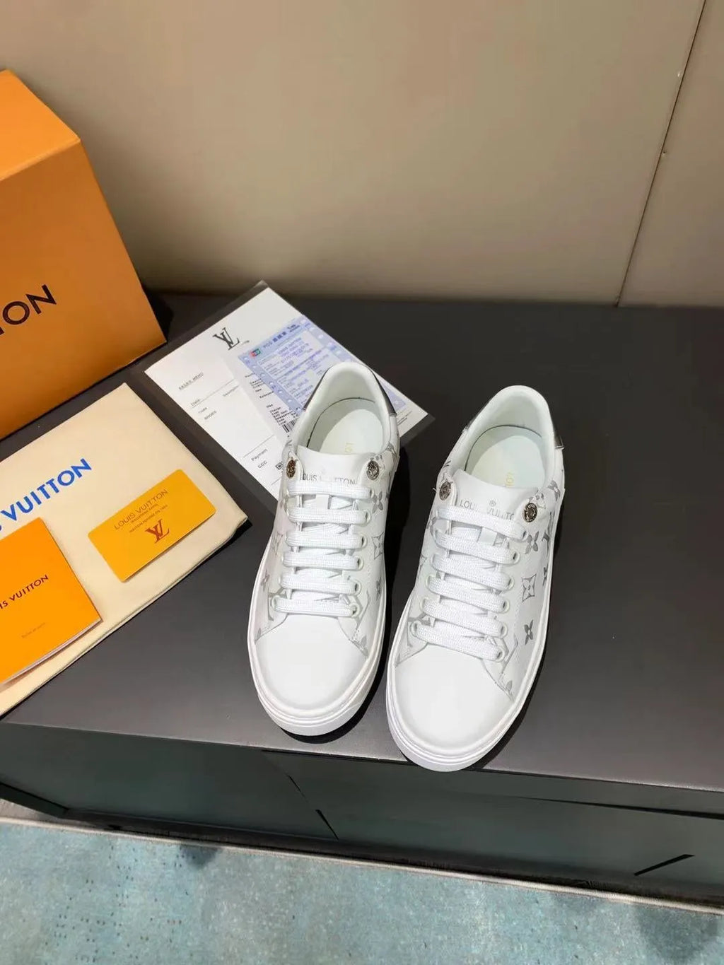 White Sneaker Z5570